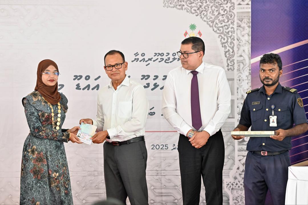 އައްޑޫ ހުޅުދޫއާއި މީދޫގައި އައިޑީ ކާޑާއި ޕާސްޕޯޓް ދޫކުރުމުގެ ޚިދުމަތް ފަށައިފި