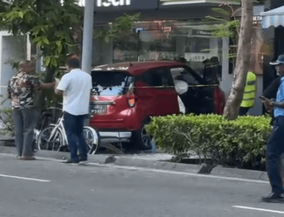 ހުޅުމާލޭގައި ކާރެއް ކޮންޓްރޯލް ނުވެ ފިހާރައެއްގެ ބިއްލޫރިގަނޑަށް އަރައިފި