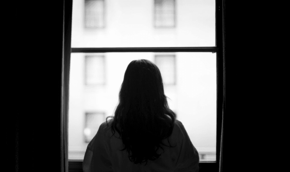 މަންމަގެ ރުހުމުގައި ކުޑަ ދެ އަންހެން ކުއްޖަކަށް ޖިންސީ ގޯނާ ކުރިކަމަށް ބުނާ މައްސަލައެއް