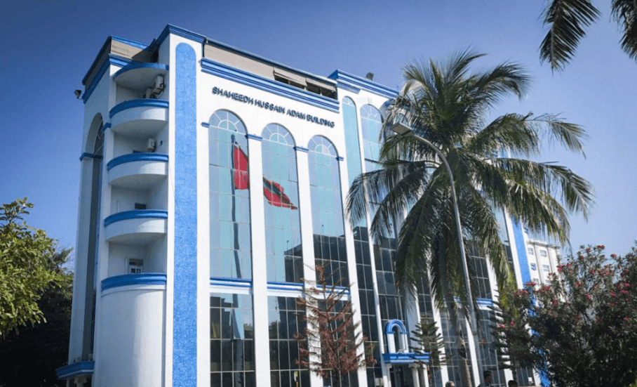 ކުޑަކުއްޖަކަށް ޖިސްމާނީ އަނިޔާލިބިދާނެ ޢަމަލެއްކުރި ފުލުހެއްގެ މައްސަލަ ބަލަން ފަށައިފި