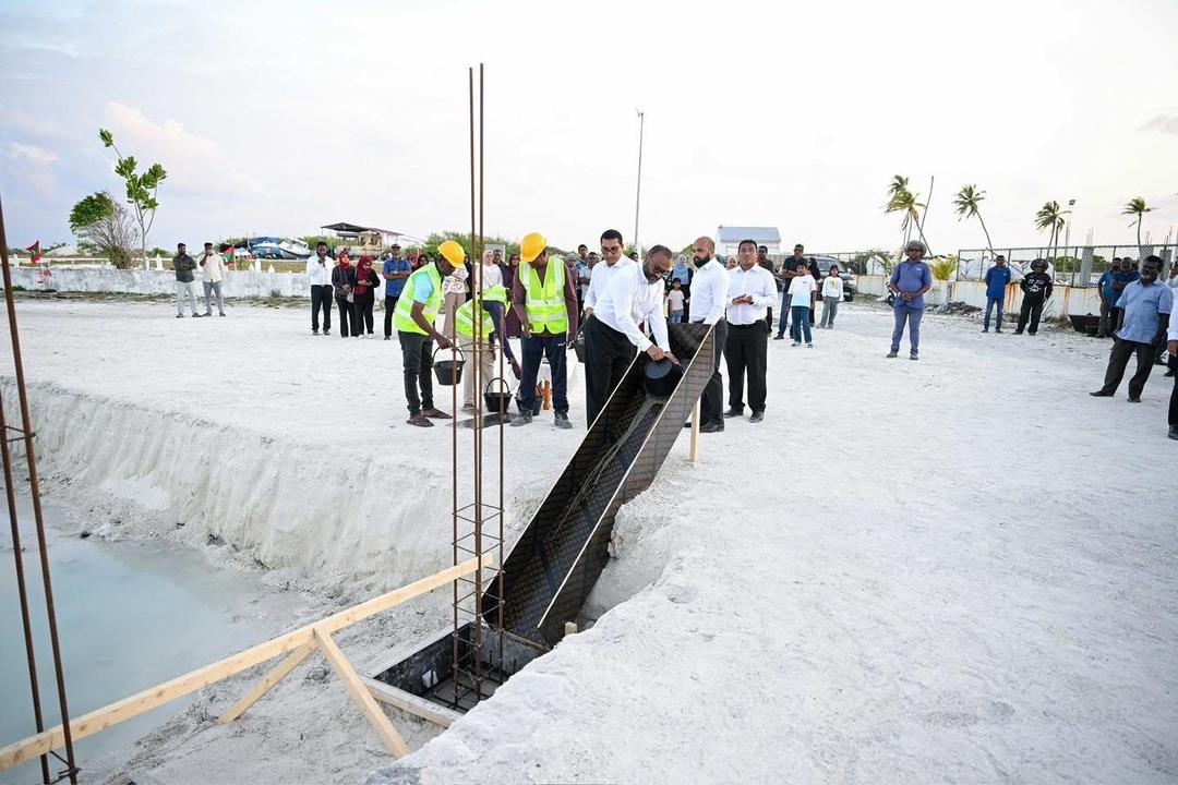 އައްޑޫ ސިޓީ ފޭދޫގައި އަލަށް އިމާރާތް ކުރާ މިސްކިތުގެ ބިންގާ އަޅުއްވައިފި