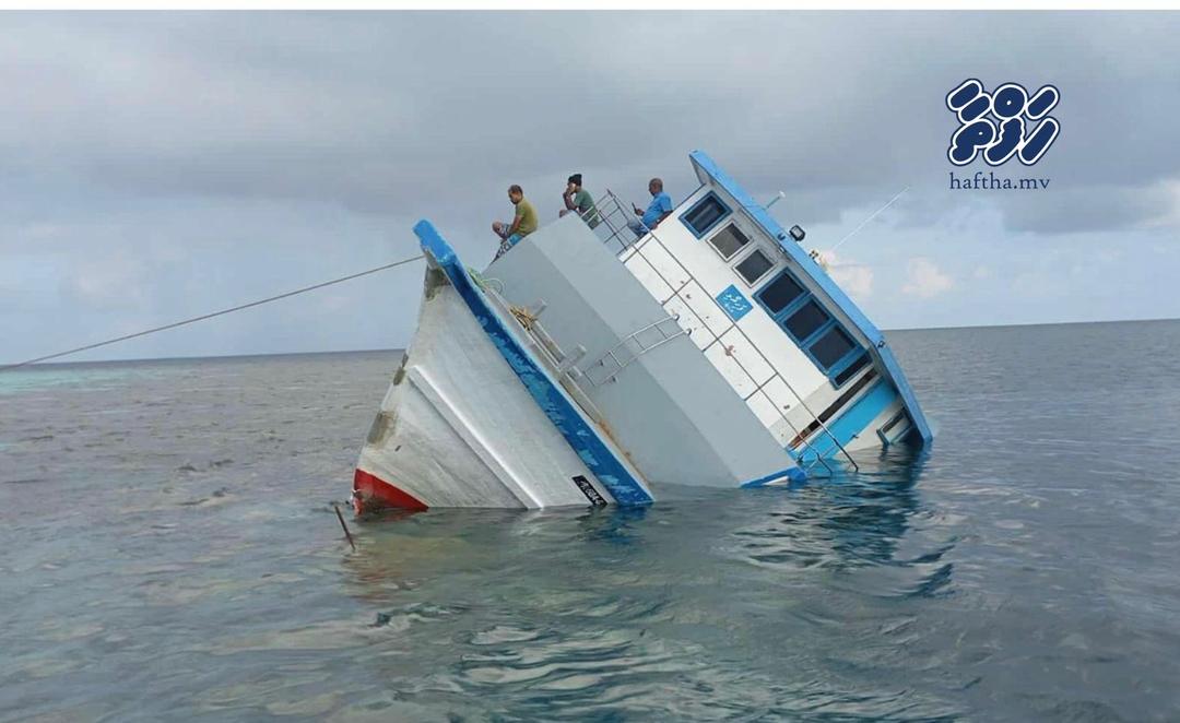 ފުލިދޫ ކައިރިއަށް ފަރަށް އަރައި ބޯޓެއް އަޑިއަށްދަނީ