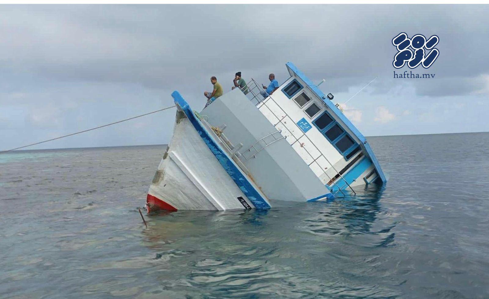 ފުލިދޫ ކައިރިއަށް ފަރަށް އަރައި ބޯޓެއް އަޑިއަށްދަނީ