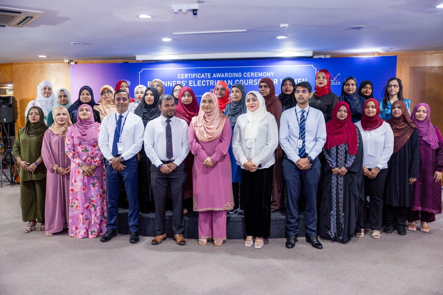 " ބިގިނަރސް އިލެކްޓްރީޝަން ކޯސް ފޯރ ވިމެން" ފުރިހަމަކުރި ބައިވެރިންނަށް ސެޓްފިކެޓް ދީފި