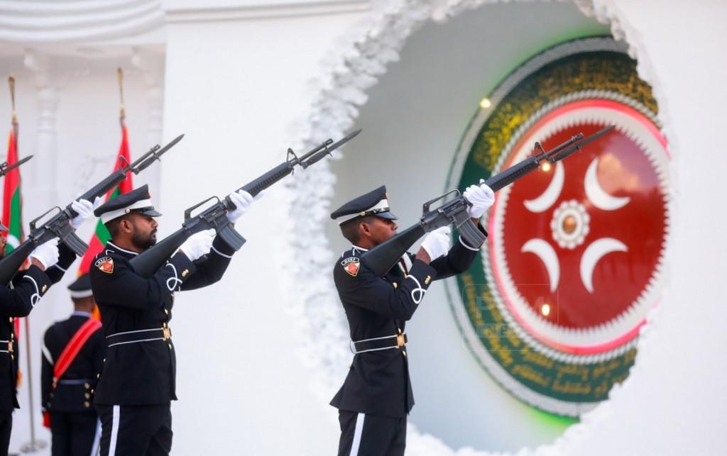 ޝަހީދުންގެ ބިނާކައިރީ މިރޭ ބްލޭންކް ވަޒަން ޖަހާތީ އެކަމަށް ސަމާލުވާން އެދިއްޖެ