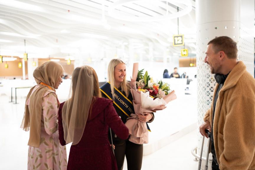  ދެ މިލިއަން ވަނަ ފަތުރުވެރިޔާއަށް މަރުހަބާ ކިޔުމަށް ވީއައިއޭގައި ޚާއްސަ ރަސްމިއްޔާތެއް ބާއްވައިފި