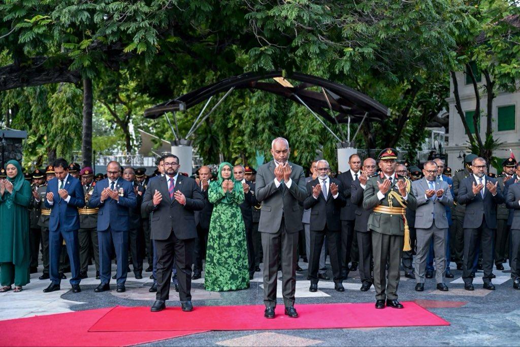 ރައީސްގެ ދެކަނބަލުން، ނޮވެމްބަރު 3 ގެ ހަނދާނީ ބިނާގައި ދިދަޖެހުމާއި ގާޑު މައުންޓުކުރުމުގެ ރަސްމިއްޔާތުގައި ބައިވެެރިވެވަޑައިގެންނެވުން- ފޮޓޯ: ރައީސުލްޖުމްހޫރިއްޔާގެ އޮފީސް