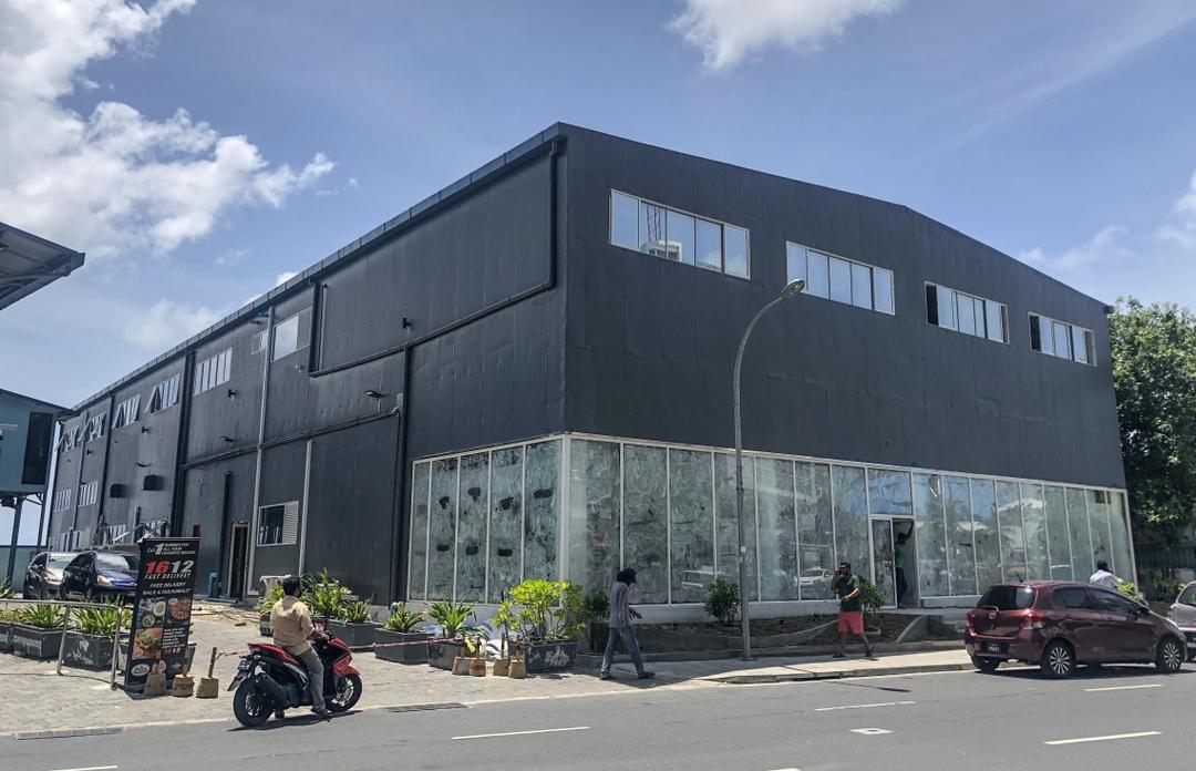 ފޮޓޯއެއް ނެގުމަށް ސައުދީ އެމްބަސީގެ ފުރާޅުމައްޗަށް ޒުވާނަކު އަރައިފި