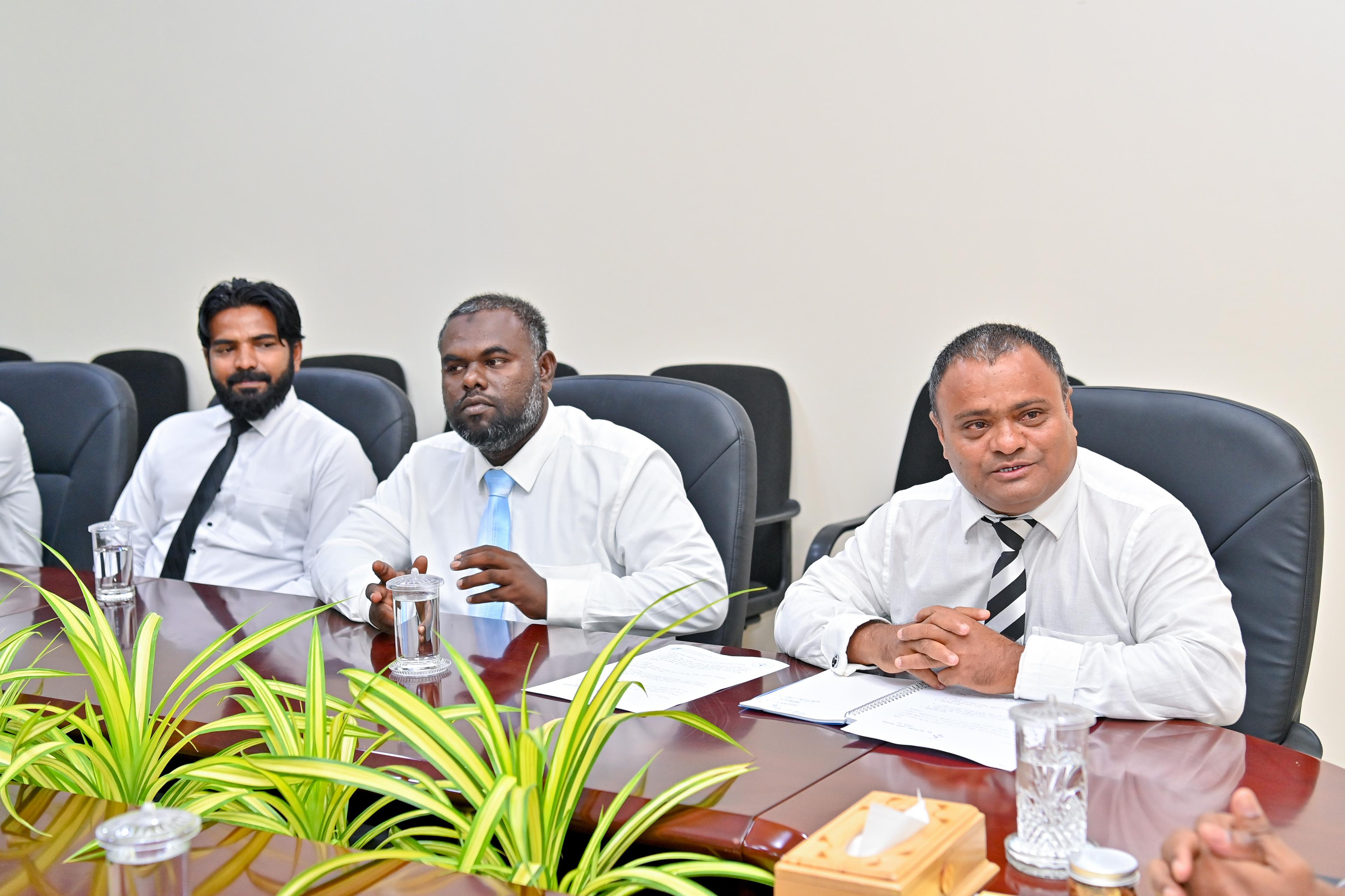 ށ. އަތޮޅު ކައުންސިލްގެ ރައީސްއާއެކު ކައުންސިލްގެ އިސްވެރިން 