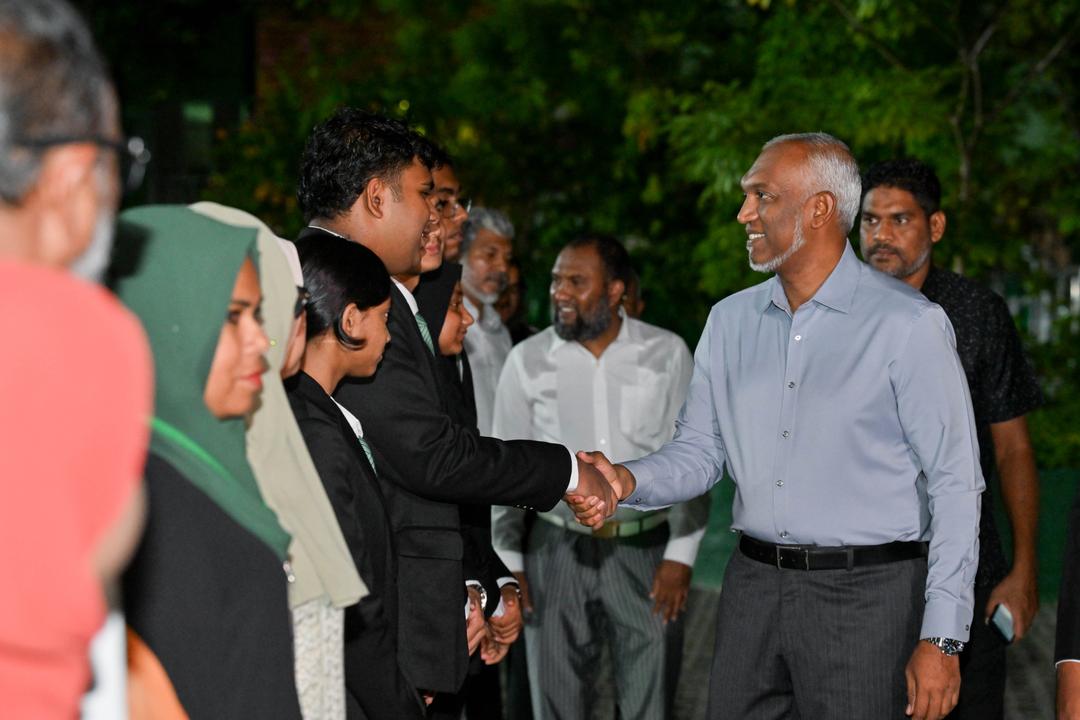 މާދަމާރޭ ރައީސް މާފަންނު ރައްޔިތުންނާ ބައްދަލުކުރައްވަނީ