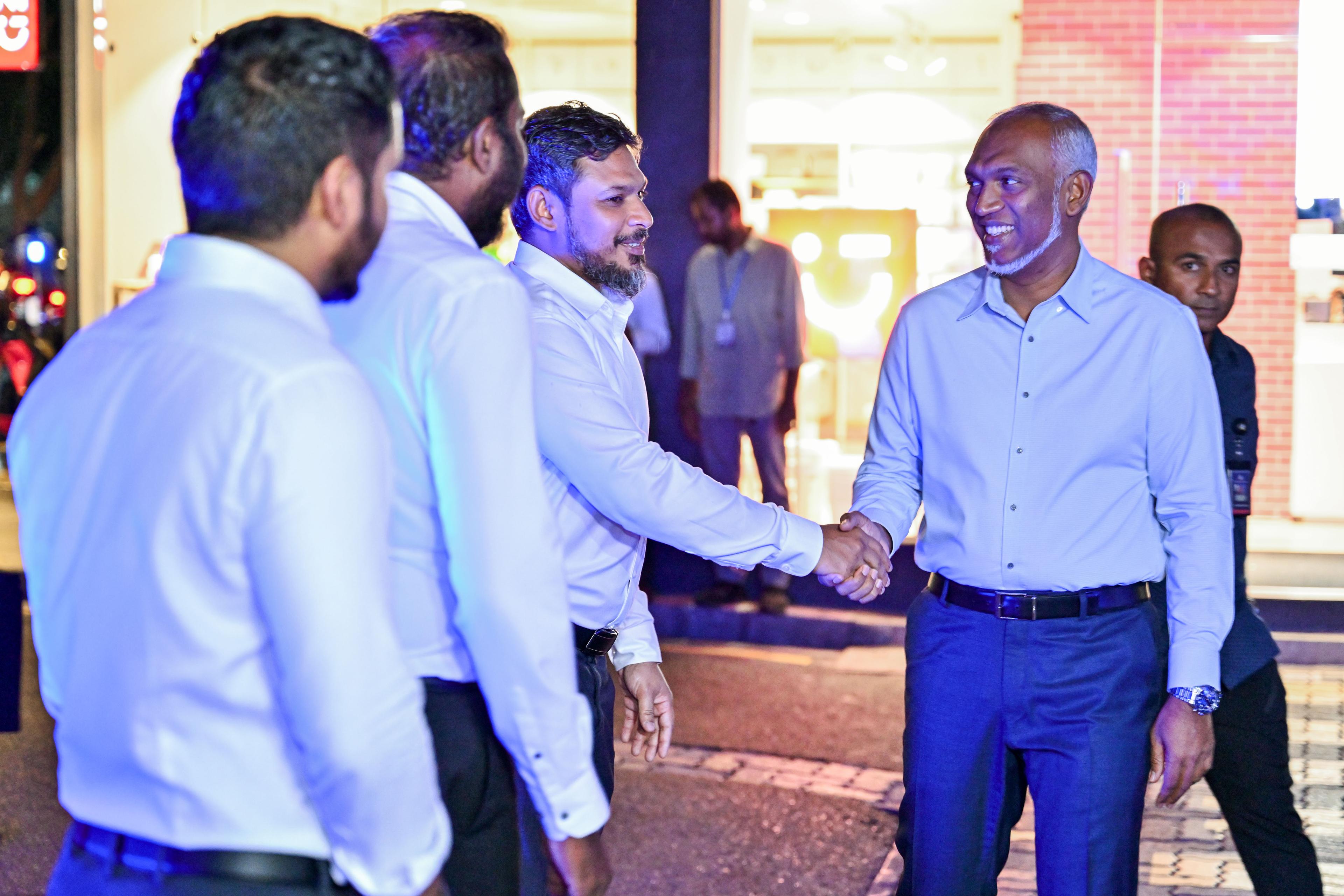  އަންގާރަ ދުވަހުގެ ރޭ, ރައީސް ގަލޮޅު ރައްޔިތުންނާ ބައްދަލުކުރައްވަނީ