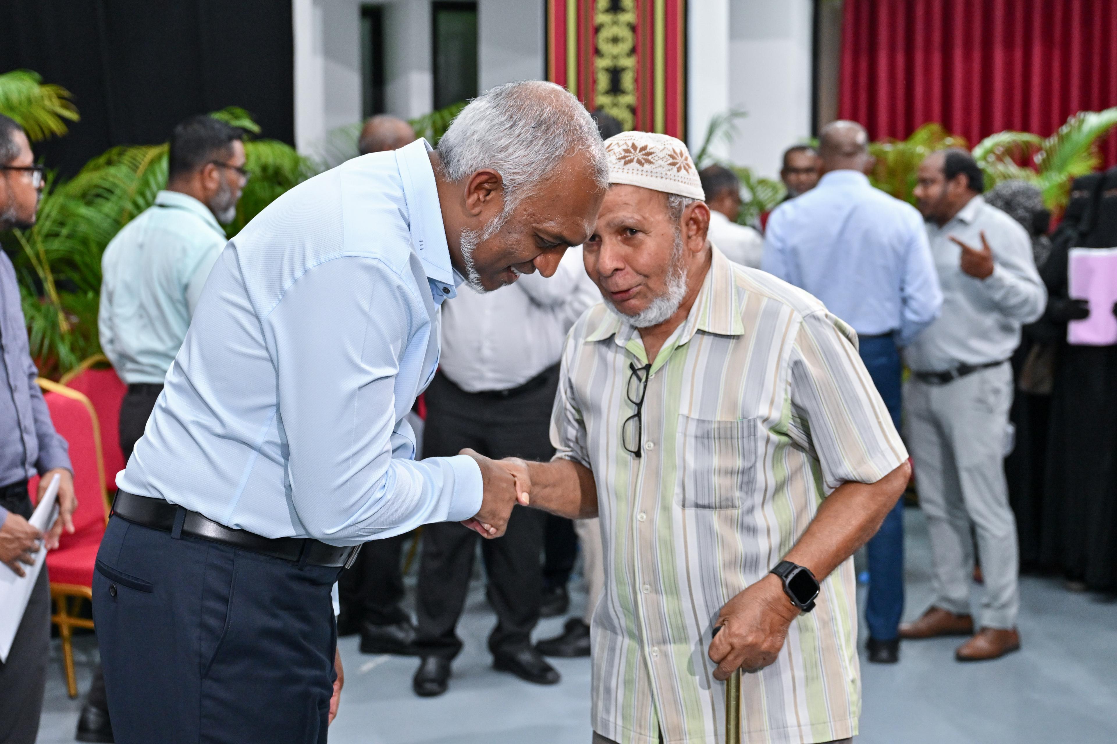 ރައީސް މުޢިއްޒު: ރައްޔިތުންނަށް ވަގުތުދެއްވައި އަޑުއައްސަވައި ހައްލު ހޯއްދަވައިދެއްވުމުގައި ވެސް އެންމެ ކުރީގައި