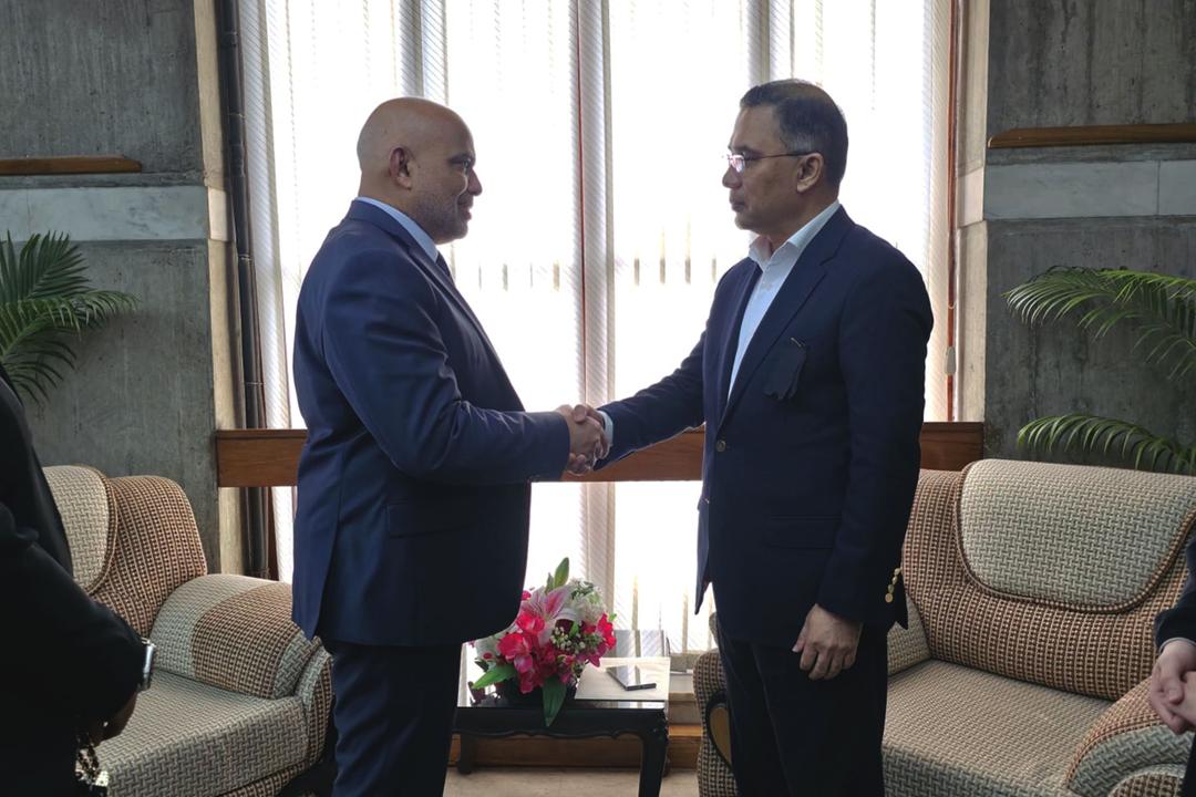 ރައީސްގެ ޚާއްޞަ މަންދޫބެއްގެ ހައިސިއްޔަތުން ޚާލިދާ ޒިޔާގެ ޖަނާޒާގައި ވަޒީރު ޢަލީ ޙައިދަރު ބައިވެރިވެވަޑައިގެންފި