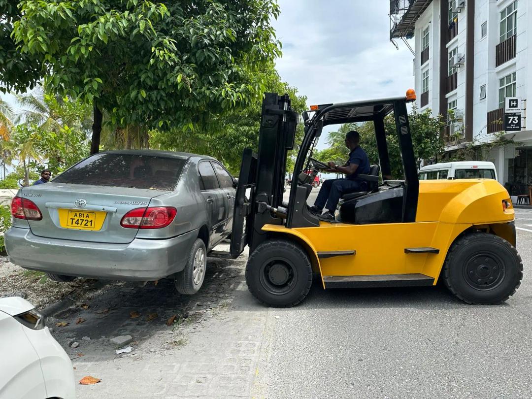 ހުޅުމާލެ އިންޑަސްޓްރިއަލް ޒޯނުގައި ގަވައިދާ ޚިލާފަށް ހުރި އުޅަނދުތައް ނަގަނީ