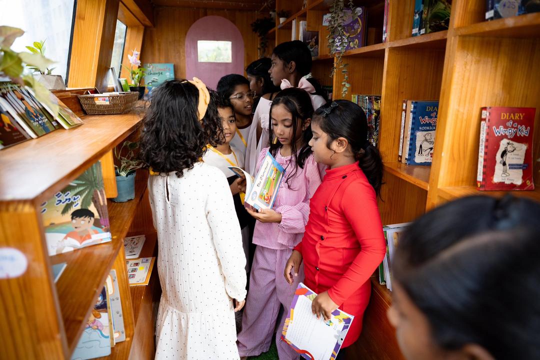 ފޮތްތެރި ބަޔަކަށް ހިޔާ ސަރަހައްދުގެ މީހުން ހެދުމަށް ފޮތް ކިޔޭނެ ތަނެއް ހަދައި ހުޅުވައިފި