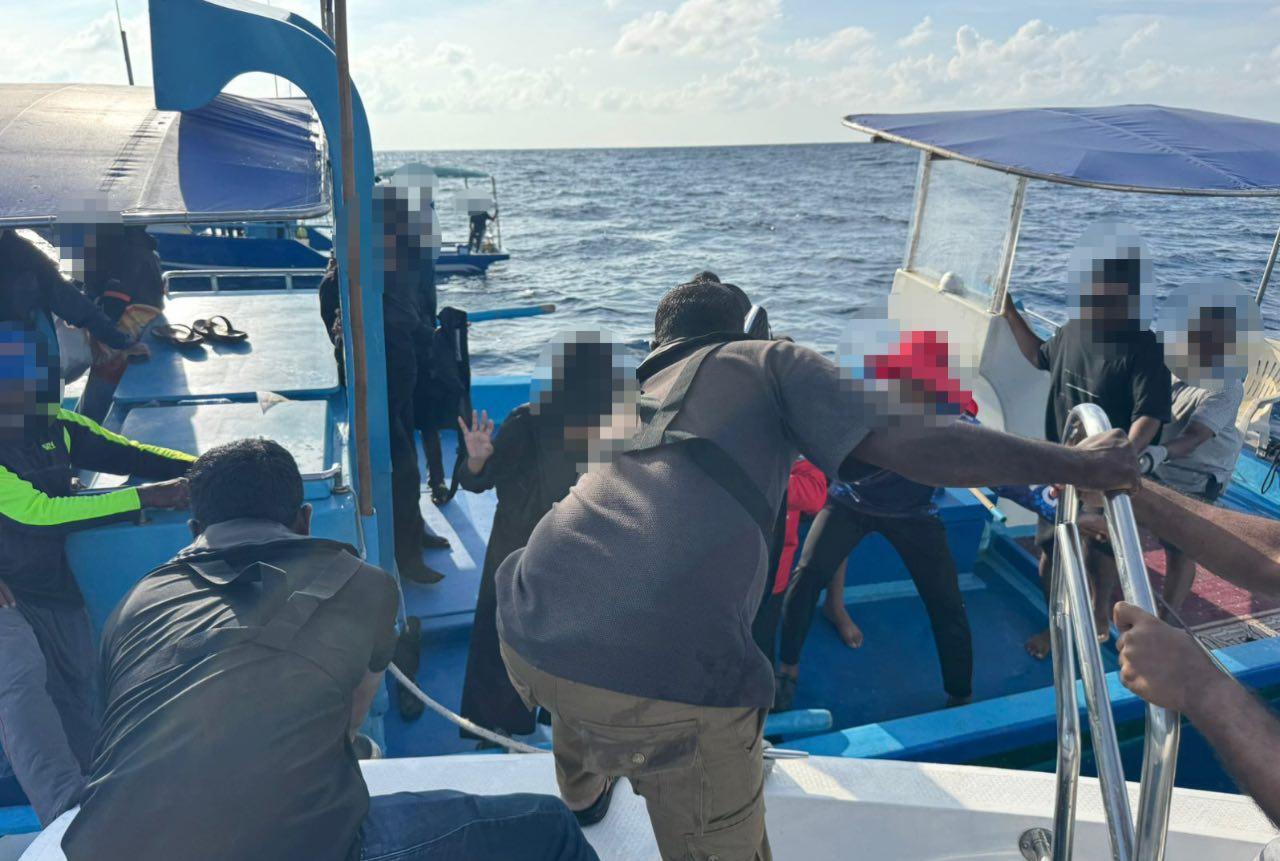 މަހަށް ނުކުތް ދޯންޏެއް ހާލުގައި ޖެހުމުން އެހީވެއްޖެ، އަންހެނުންނާއި ކުޑަކުދިން ތިބި