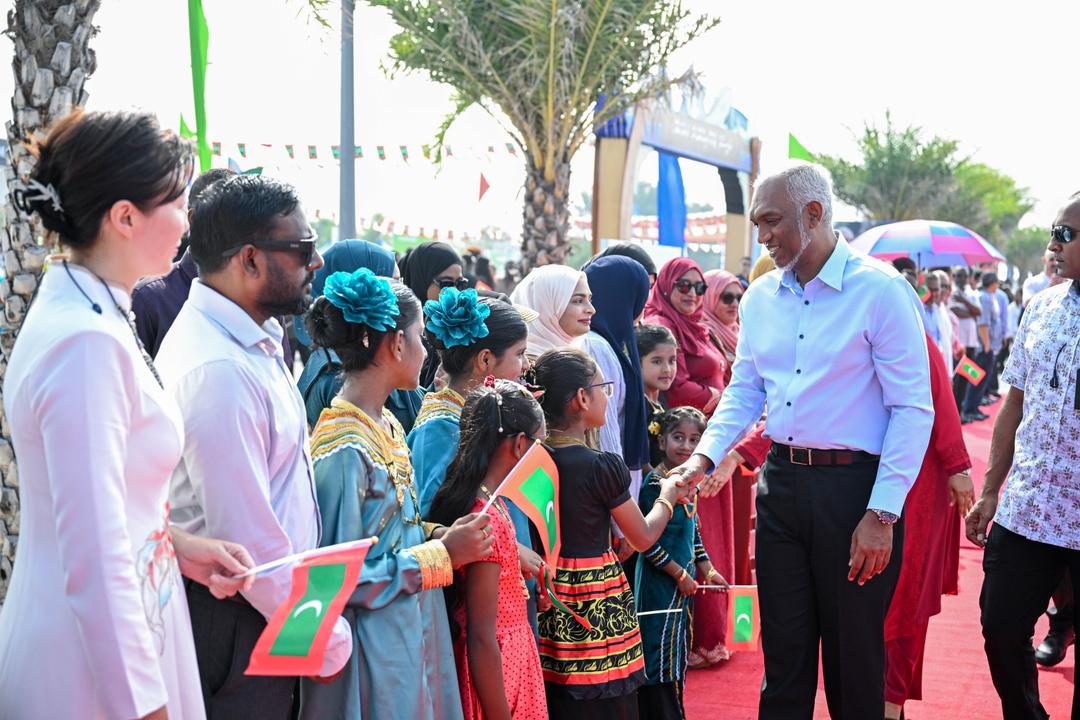 ރައީސްގެ ދެކަނބަލުންނަށް ދުވާފަރުން ހޫނު މަރުހަބާއެއް