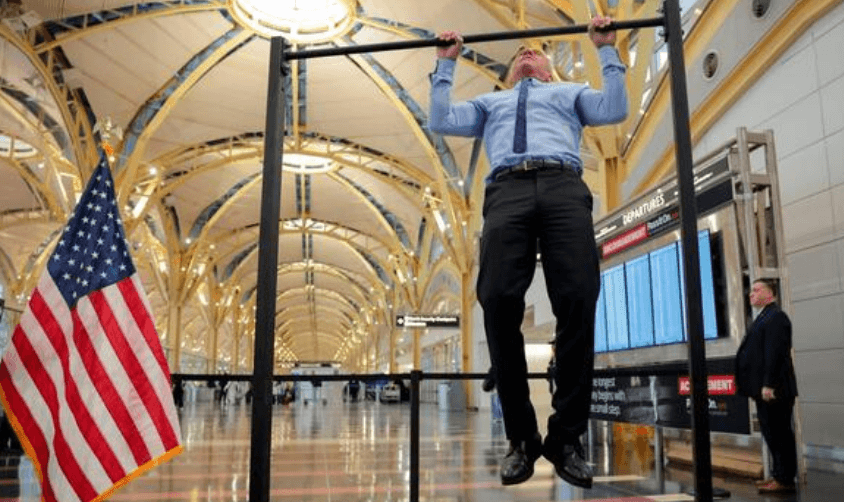 އެމެރިކާގެ ހެލްތު ސެކެރެޓަރީ އުމުރުން 71 އަހަރުގައި 20 ޕުލް-އަޕް ހަދައި ބާރު ހުރިކަން ދައްކާލައްވައިފި