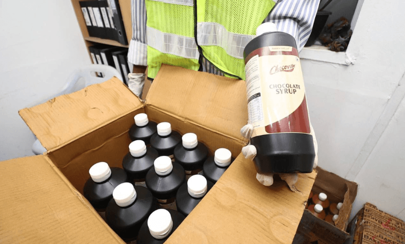 ކަސްޓަމްސް އިން އަތުލައިގަތް ހަޝިޝް އޮއިލް ޗޮކްލެޓް ސިރަޕްފުޅިތަކެއްގައި ބަންދުކޮށްފައި.