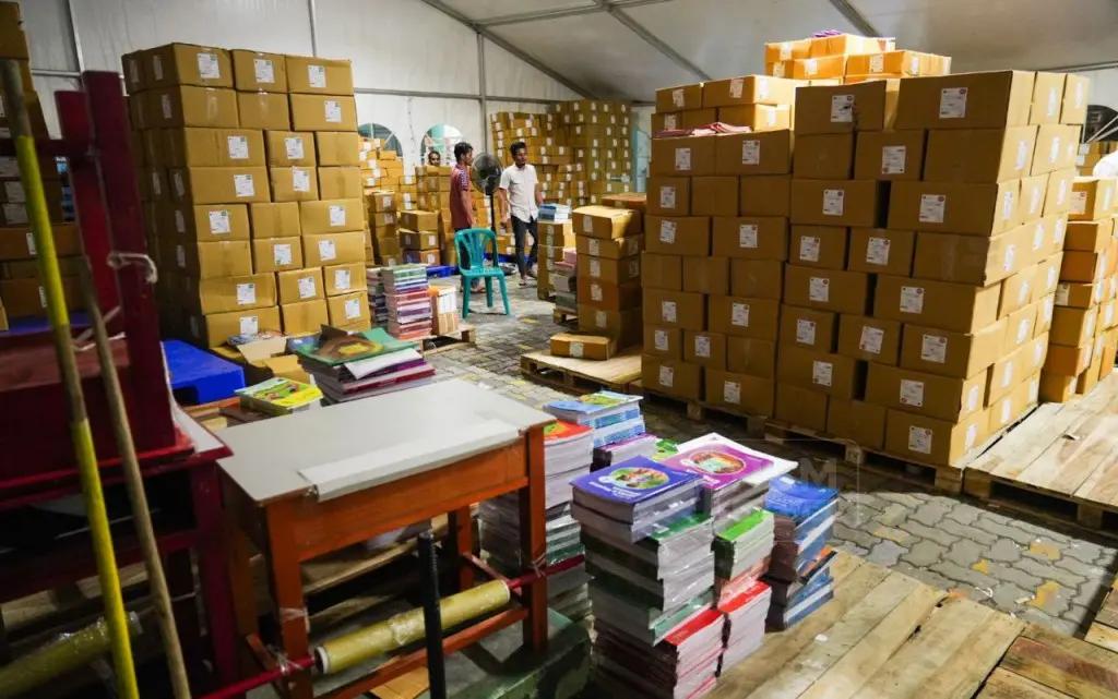 40 އަށްވުރެ ގިނަ ސްކޫލަށް ފޮތްތައް ފޮނުވައިފި، ޖެނުއަރީ 10 ގެ ކުރިން ހުރިހާ ސްކޫލަކަށް ފޮނުވާ ނިމޭނެ