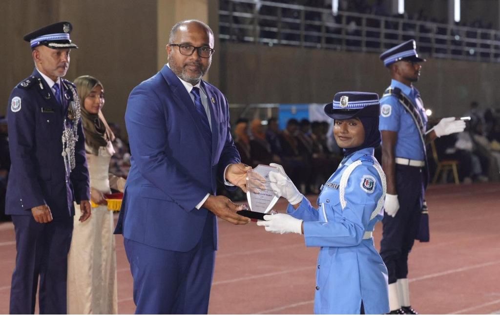 ފުލުހުންގެ އަސާސީ ތަމްރީނުން އެއްވަނަ ހޯދި ފުރަތަމަ އަންހެން ފުލުހަކަށް އިމްޝާ!