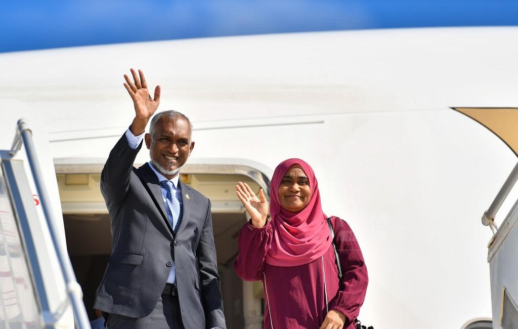 ރައީސްގެ ދެކަނބަލުން ސިންގަޕޫރަށް ވަޑައިގެހްފި