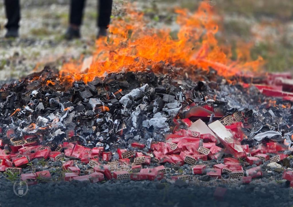 ރާއްޖެއަށް އެތެރެކުރަން އުޅެނިކޮށް ހިފަހައްޓާފައި ހުރި ސިނގިރޭޓް ސްޓިކްސްތަށް ނައްތާލައިފި