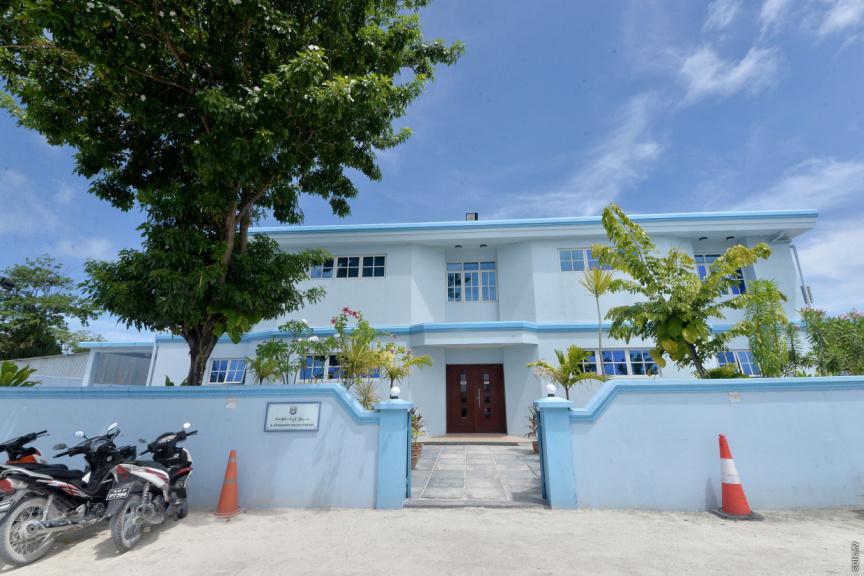 ފުލުހުންގެ ބެލުމުގެ ދަށުގައި ހުރި  މީހަކު ޖަލު ތެރެއަށް ވެއްޓިގެން ފަރުވާ ދެނީ