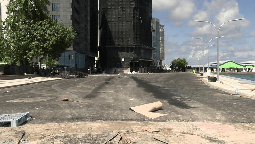 ބޮޑުތަކުރުފާނު މަގުގައި އަލަށް ތާރު އެޅި ސަރަހައްދުގެ މަސައްކަތް ނިމުމަކާ ގާތަށް