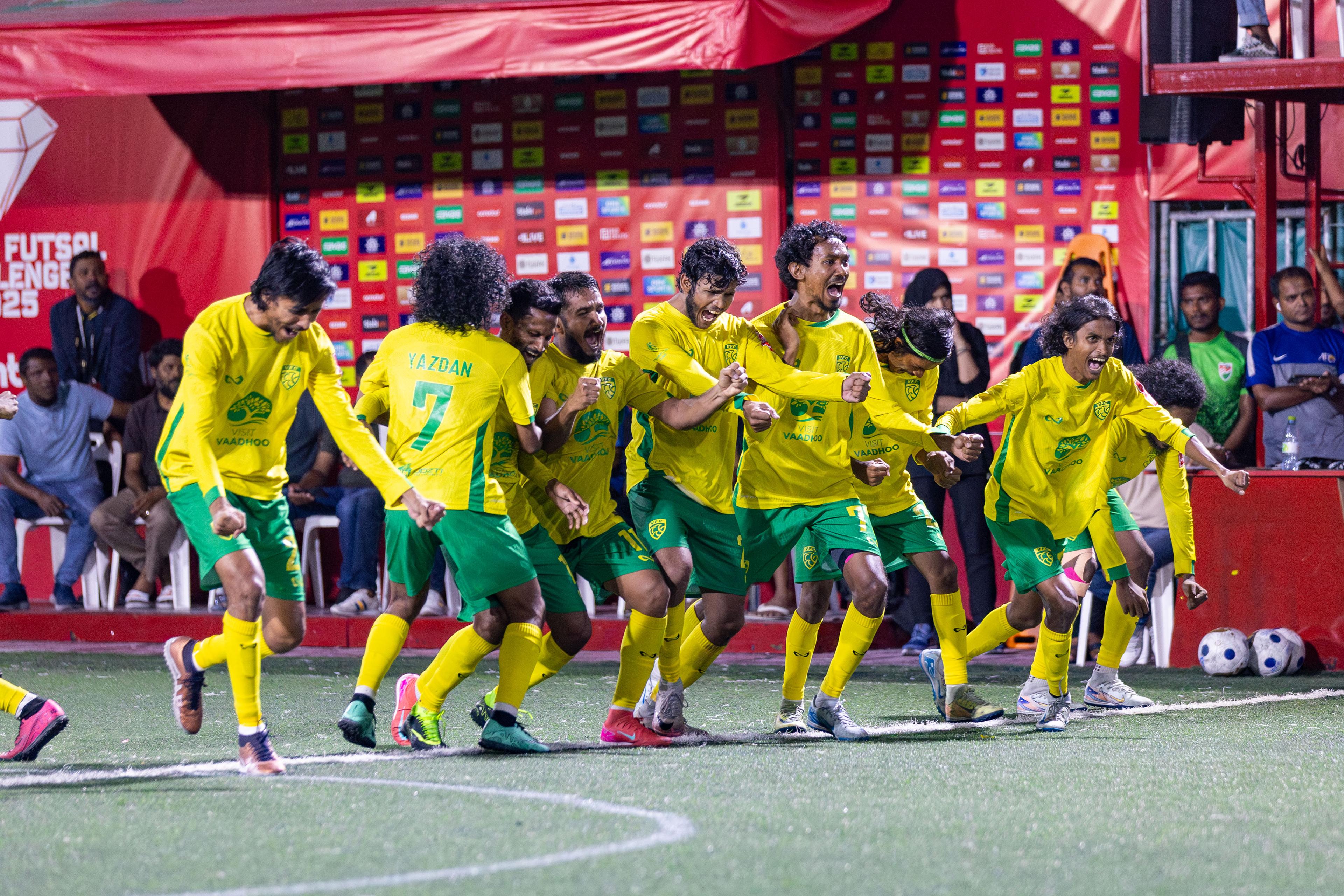 ވާދޫޢިން ވަނީ ޕެނަލްޓީގައި މަތިވެރި ބަލިކޮށްފައި. ފޮޓޯ: އިމޭޖެސް.އެމް.ވީ