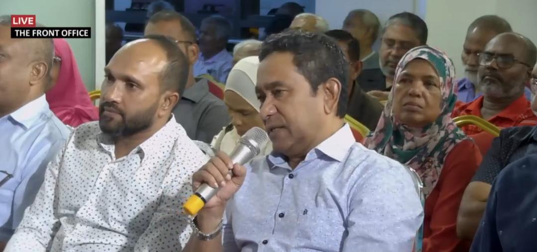 ޕީއެންއެފްގެ "ސިޓިންގް ރޫމް" ޖަލްސާތަކުން ފެނިގެން ދަނީ މީހުންނަށް ހަޖޫ ޖެހުމާ ފުރައްސާރަ ކުރުން
