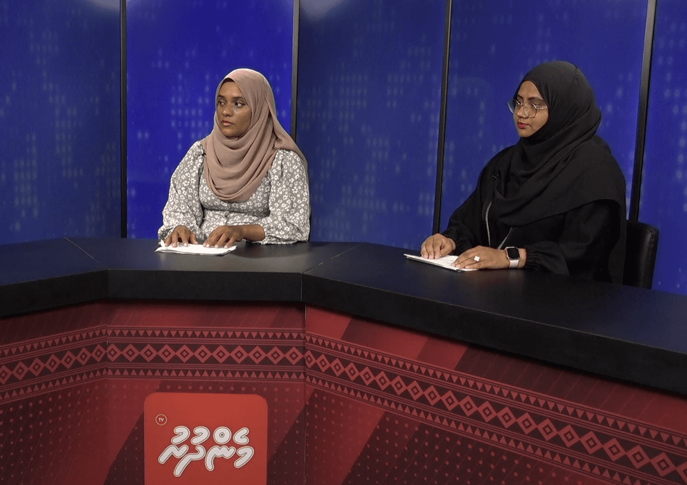 ފަތުރުވެރިކަމާއި ތިމާވެއްޓާއި ބެހޭ ވުޒާރާގެ އެސިސްޓެންޓް ޑިރެކްޓާ އައިޝަތް ރަޝްފާ އާއި، އެ ވުޒާރާގެ ސީނިއާ ޕްރޮގްރާމު އޮފިސާ ސުމާ މުހައްމަދު 