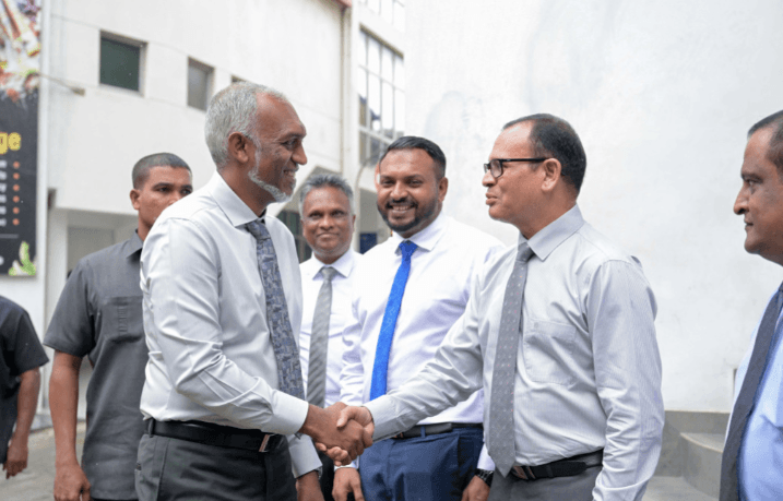 ސިޓީތަކާއި އިދާރީ ދާއިރާތައް ހިންގުމާއި، އާންމު މަސައްކަތްތަކާ ބެހޭ ވަޒީރު އާދަމް ޝަރީފު ޢުމަރު އާއި ރައީސުލްޖުމްހޫރިއްޔާ ޑރ. މުޙައްމަދު މުޢިއްޒު