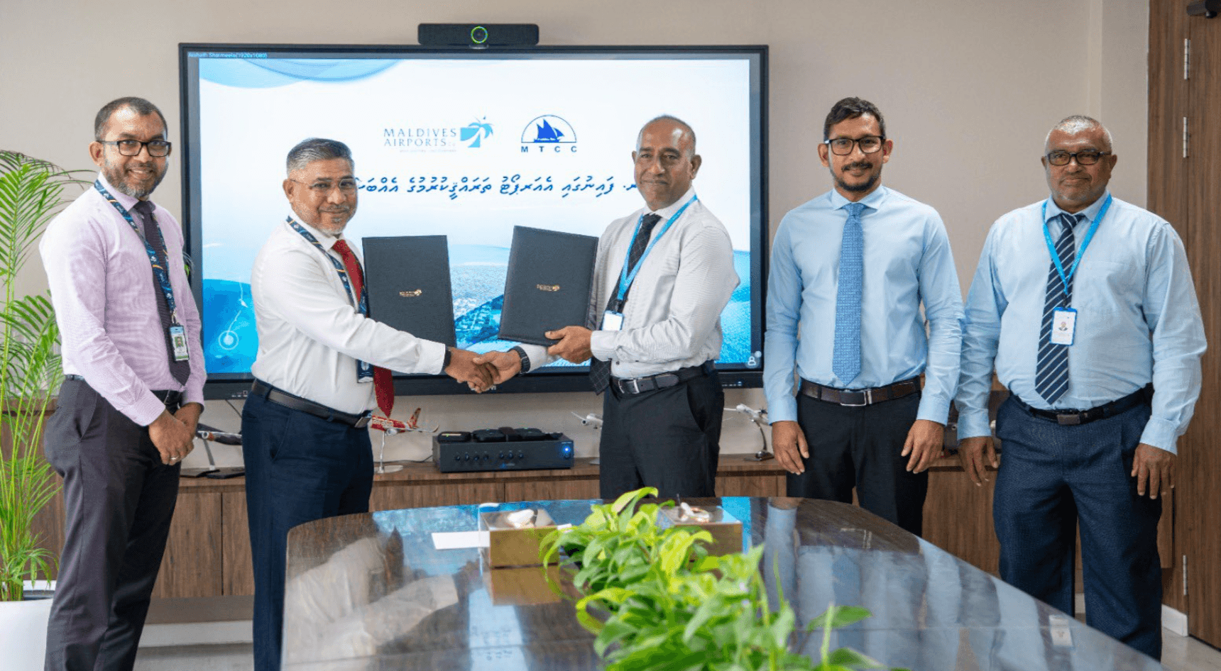 ފައިނު އެއާޕޯޓު ތަރައްގީ ކުރުމުގެ އެއްބަސްވުމުގައި ސޮއިކޮށްފި