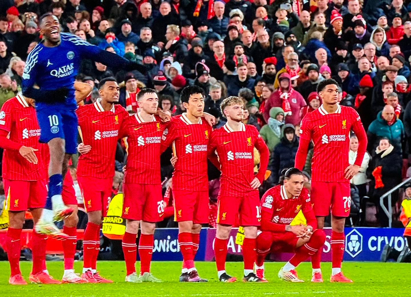 ޕެނަލްޓީ ސޫޓުގައި ޑެންބެލޭ އުފާފާޅުކުރަނީ. ފޮޓޯ: ފަބްރީޒިއޯ