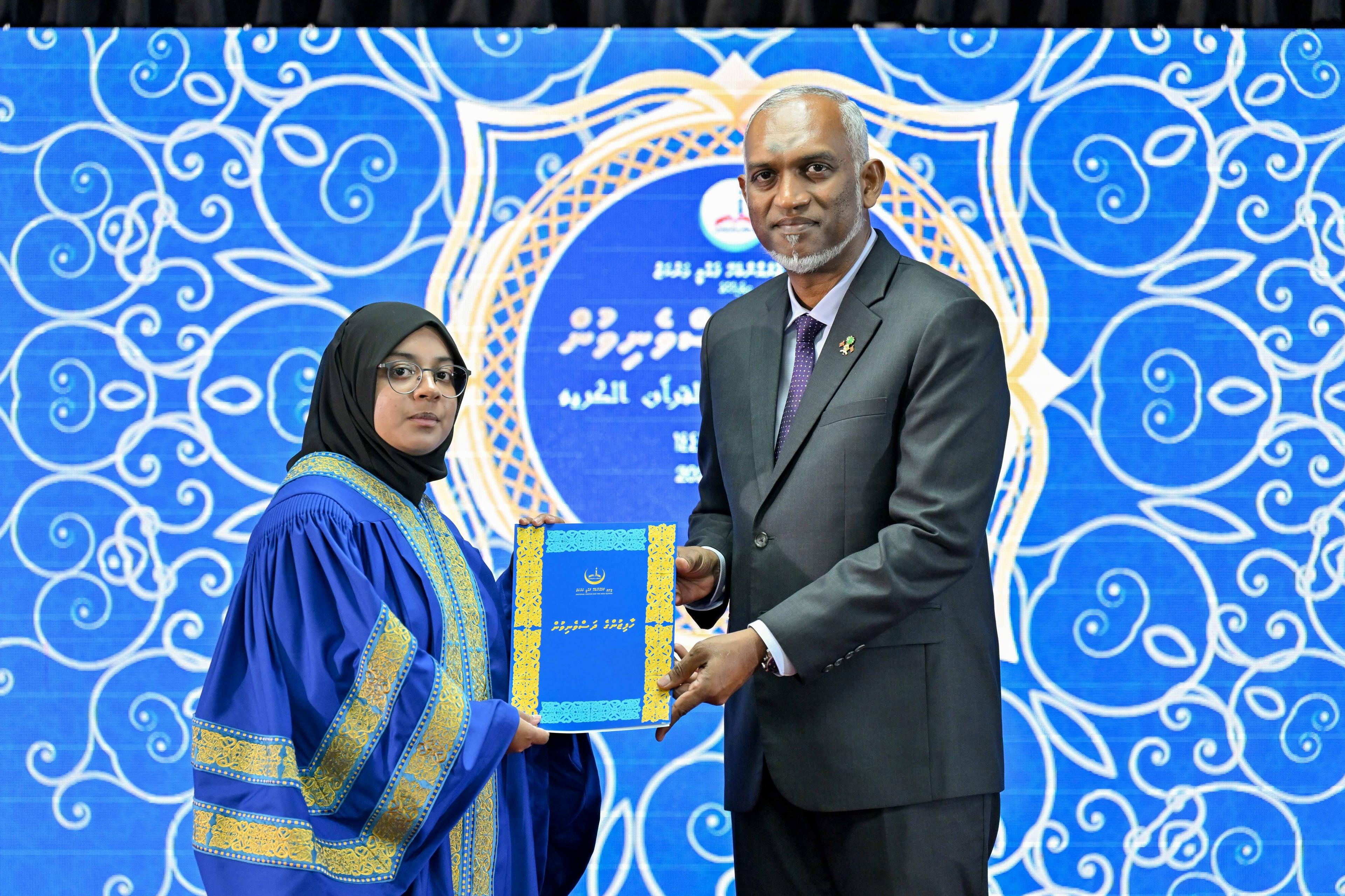 ރައީސުލްޖުމްހޫރިއްޔާ ޑރ. މުޙައްމަދު މުޢިއްޒު، ޙާފިޒުކަމުގެ ސަނަދު ހާފިޡަކަށް ދެއްވަނީ -- ފޮޓޯ: ރައީސް އޮފީސް