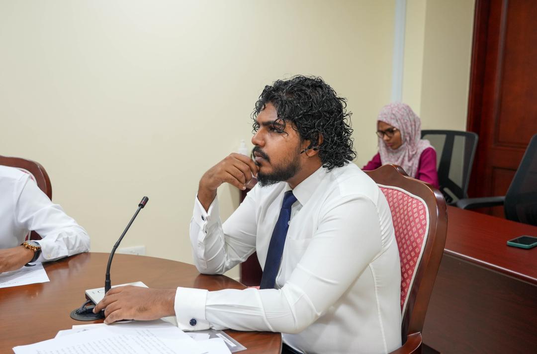 މަސައްކަތެއް ނުކޮށް ރައްޔިތުންގެ ފައިސާ ލިބޭގޮތަށް މީހުން ވަޒީފާތަކުގައި ތިބުން ގަބޫލެއްނުކުރެވޭ: އަޒާން