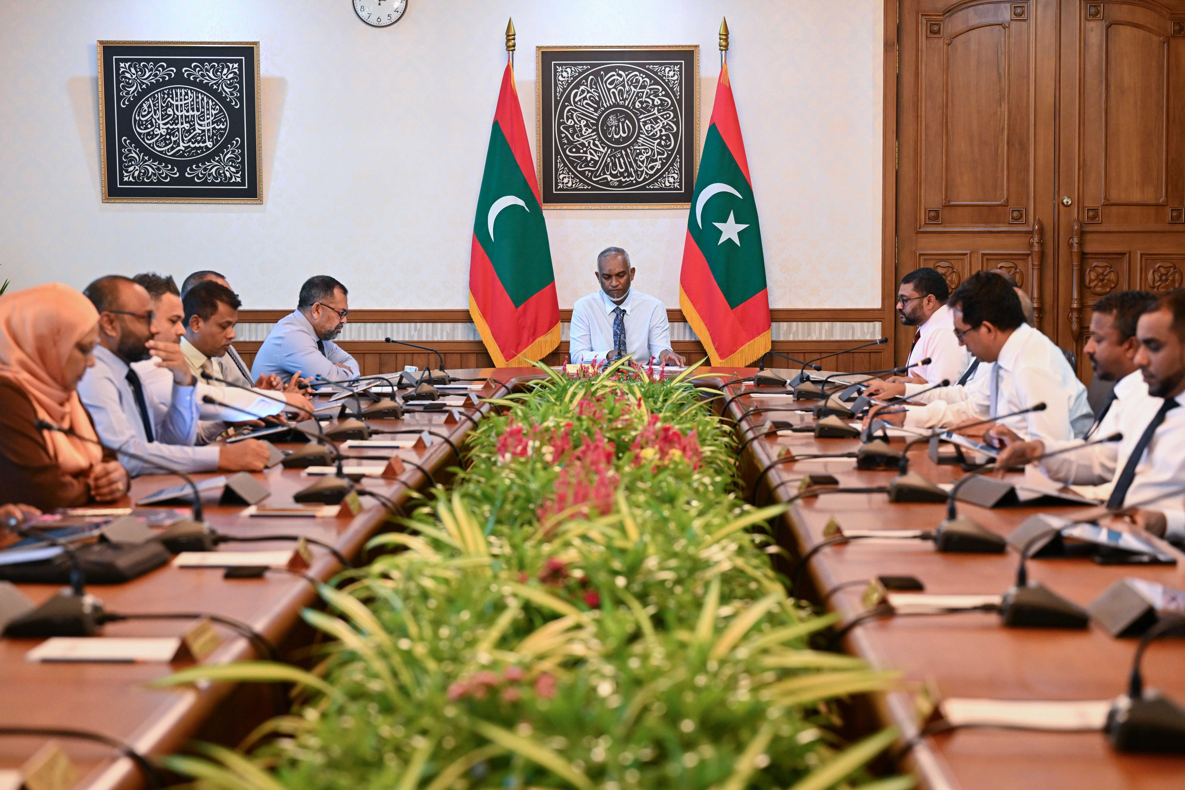 މީގެ ކުރިން ބޭއްވި ވަޒީރުންގެ މަޖިލީހުގެ ބައްދަލުވުމެއްގެ ތެރެއިން؛ މިއަދުގެ ބައްދަލުވުމުގައި ޖެނެރޭޝަނަލް ބޭން އާއި މެދު މަޝްވަރާ ކުރާނެ -- ފޮޓޯ: ރައީސް އޮފީސް