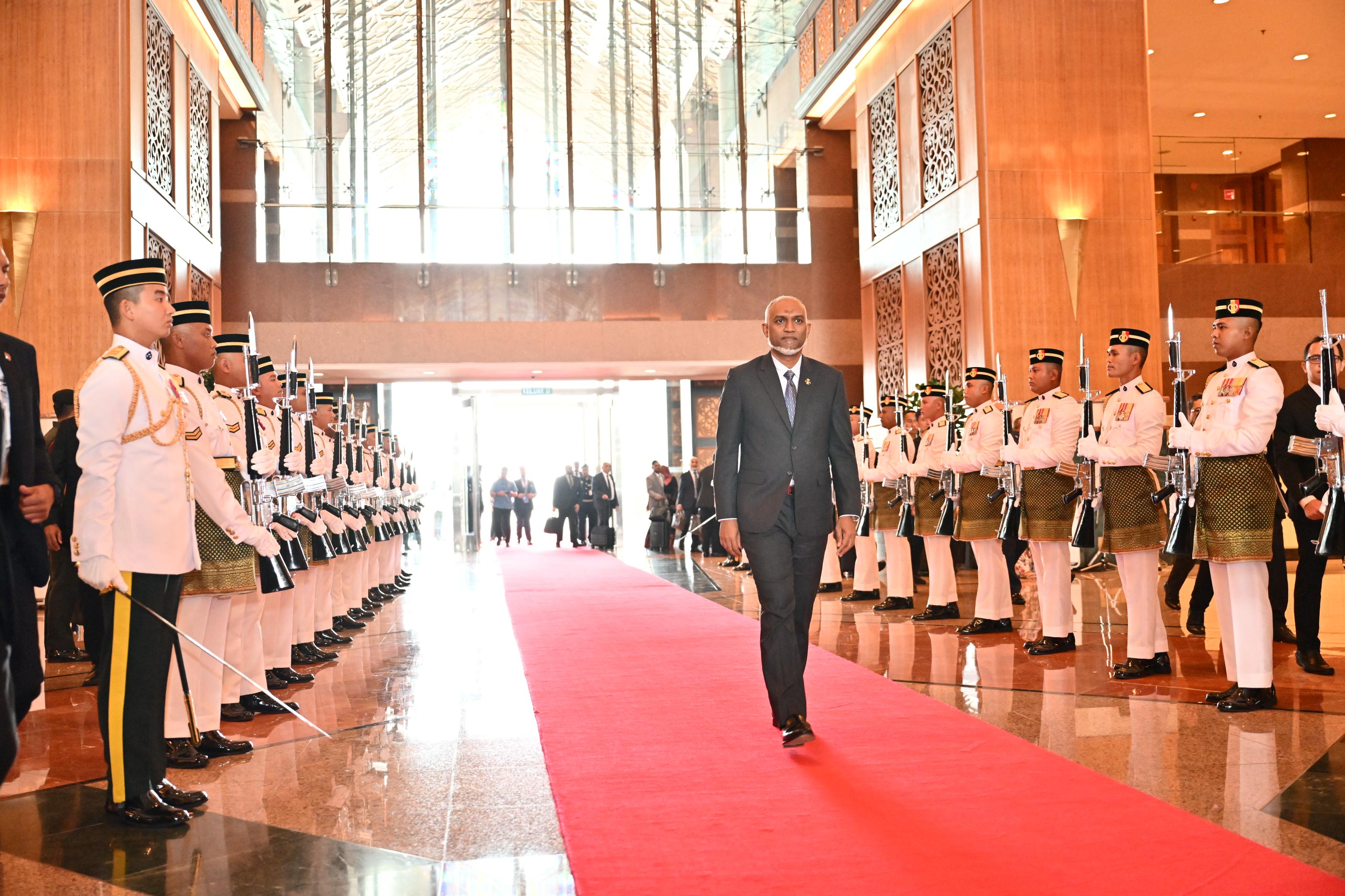 ރައީސުލްޖުމްހޫރިއްޔާ ޑރ. މުޙައްމަދު މުޢިއްޒު މެލޭޝިއާއަށް ވަޑައިގެންނެވުމުން ޝަރަފުގެ ގާޑު އަރުވަނީ-- ފޮޓޯ: ރައީސް އޮފީސް