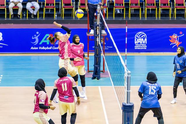 ޗެންޕިއަން ވެމްކޯ މޮޅަކުން ފެށިއިރު، ޕޮލިސްވެސް މުބާރާތް ފެށީ ގަދަކޮށް