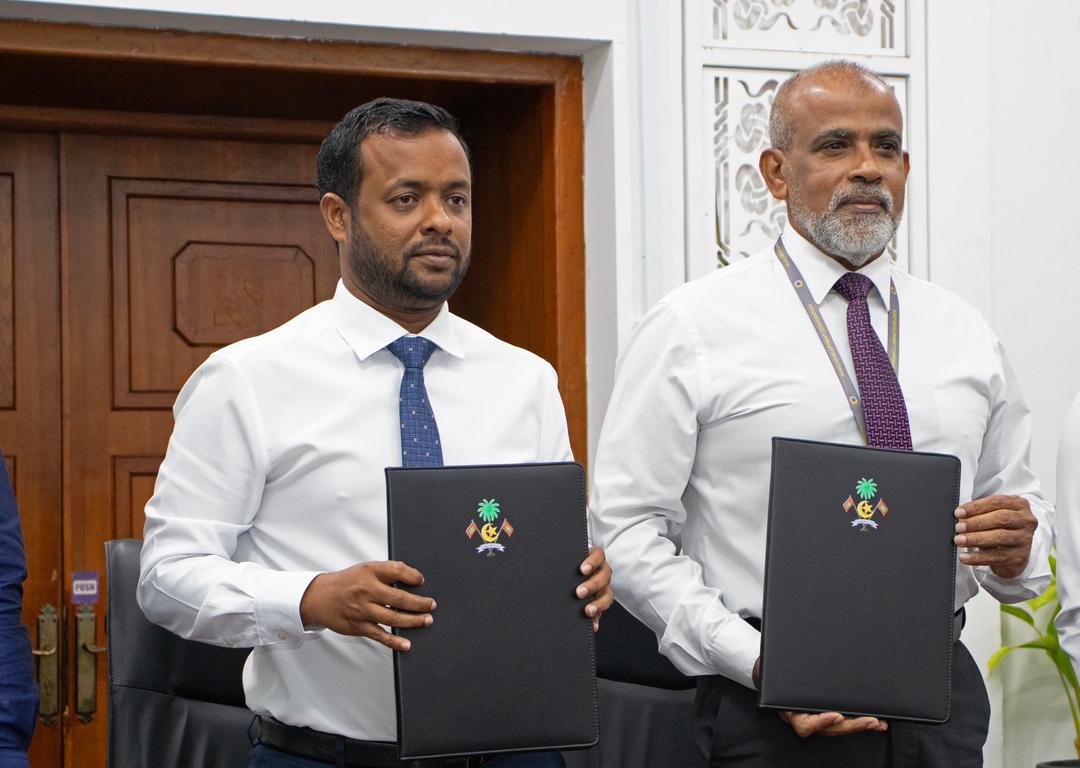 އައްޑޫގެ ލިންކް ރޯޑާއި މަގުތައް އަދި ފެން ހިންދާ ނިޒާމު ތަރައްޤީކުރުމުގެ އެއްބަސްވުމުގައި ސޮއިކޮށްފި