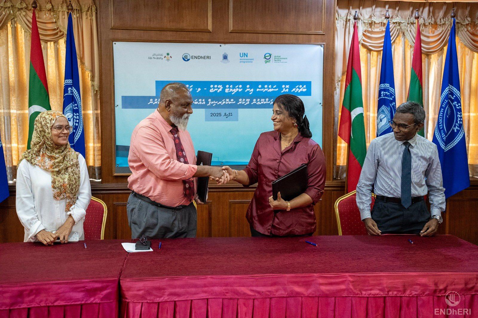 ކްލައިމެޓް ޗޭންޖް ދާއިރާ އިން ސްކޮލަޝިޕް ދިނުމުގެ އެއްބަސްވުމުގައި އެމްއެންޔޫ އަދި ފަތުރުވެރިކަމާއި ތިމާވެއްޓާއި ބެހޭ ވުޒާރާއިން ސޮއިކޮއްފި -- ފޮޓޯ: ފަތުރުވެރިކަމާއި ތިމާވެއްޓާއި ބެހޭ ވުޒާރާ