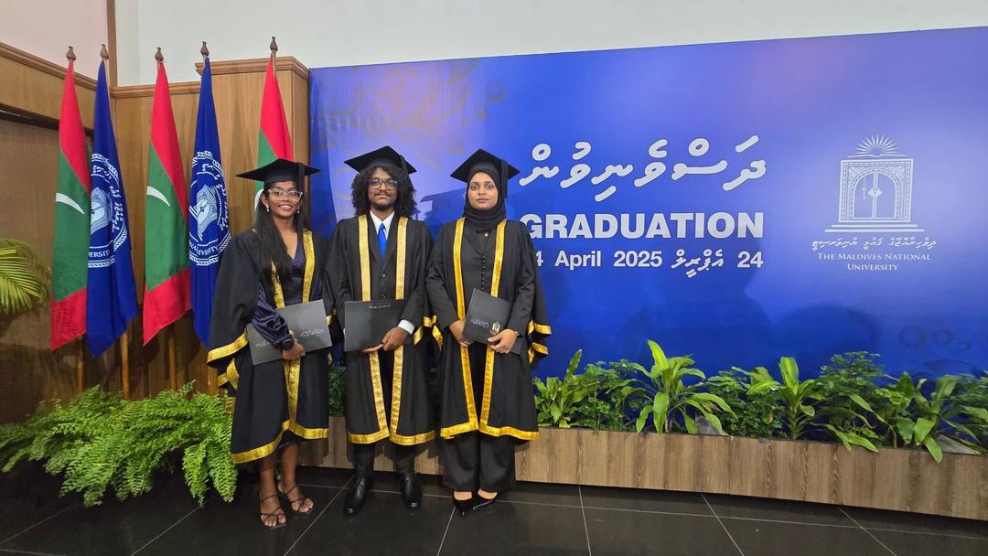 ކޮލެޖް އޮފް ފިޝަރީޒްގެ ފުރަތަމަ ބެޗްގެ ދަރިވަރުން މެރިން ސައިންސް ޑިގްރީ ހާސިލްކޮށްފި