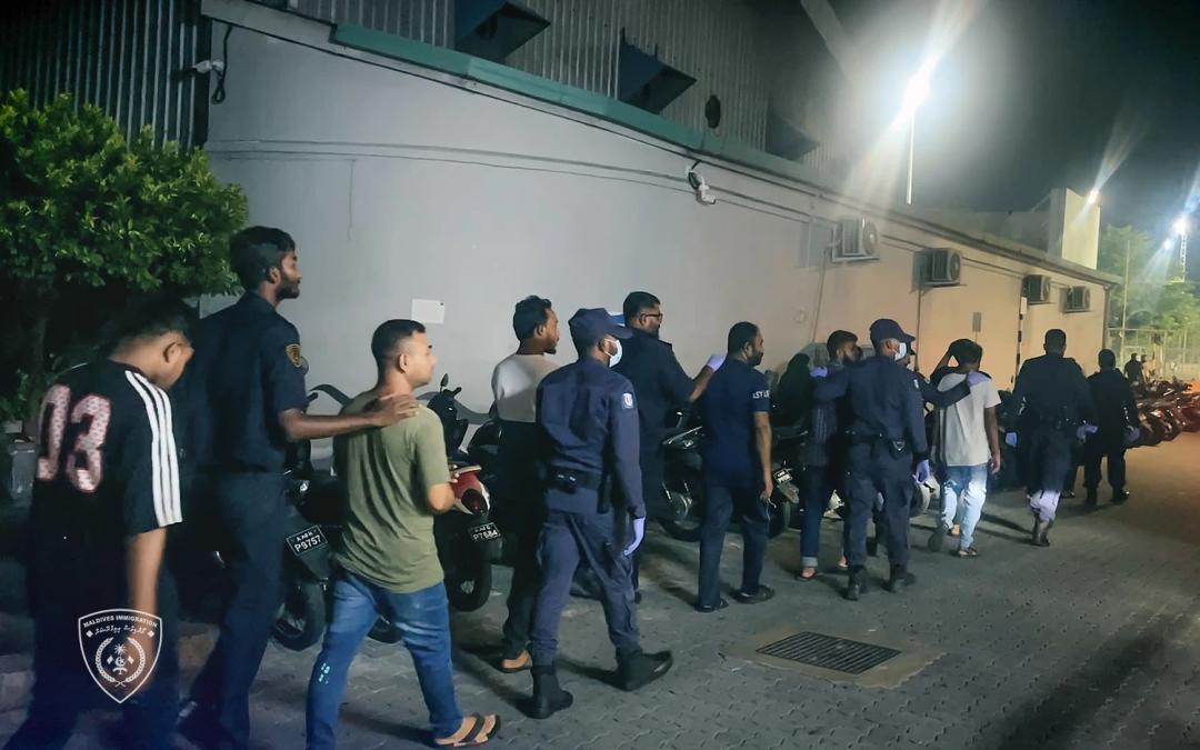 އާންމު ސިއްހަތަށް ނުރައްކާވާ ގޮތަށް ހިންގަމުންދިޔަ ކެފޭއަކުން  11 ބިދޭސީއެއް ހައްޔަރުކޮށްފި