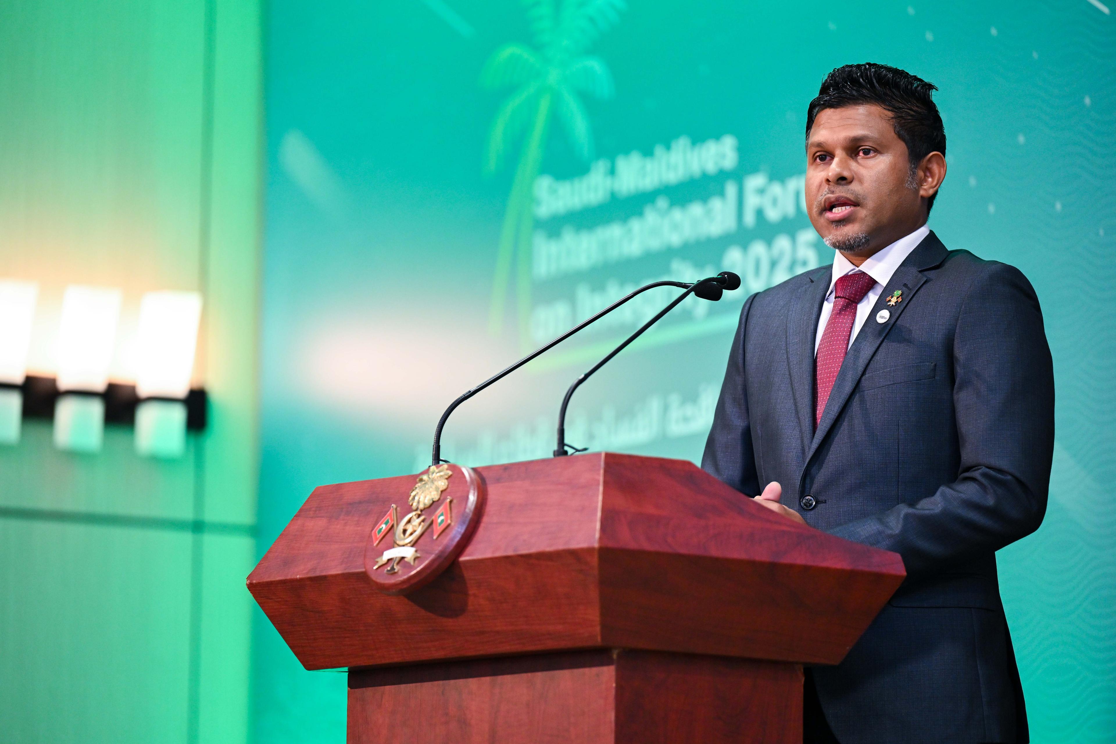 ރައީސުލްޖުމްހޫރިއްޔާގެ ނައިބު, އިންޓަނޭޝަނަލް ފޯރަމް އޮން އިންޓަގްރިޓީ 2025 ގައި ވާހަކަފުޅު ދައްކަވަމުން -- ފޮޓޯ: ރައީސް އޮފީސް