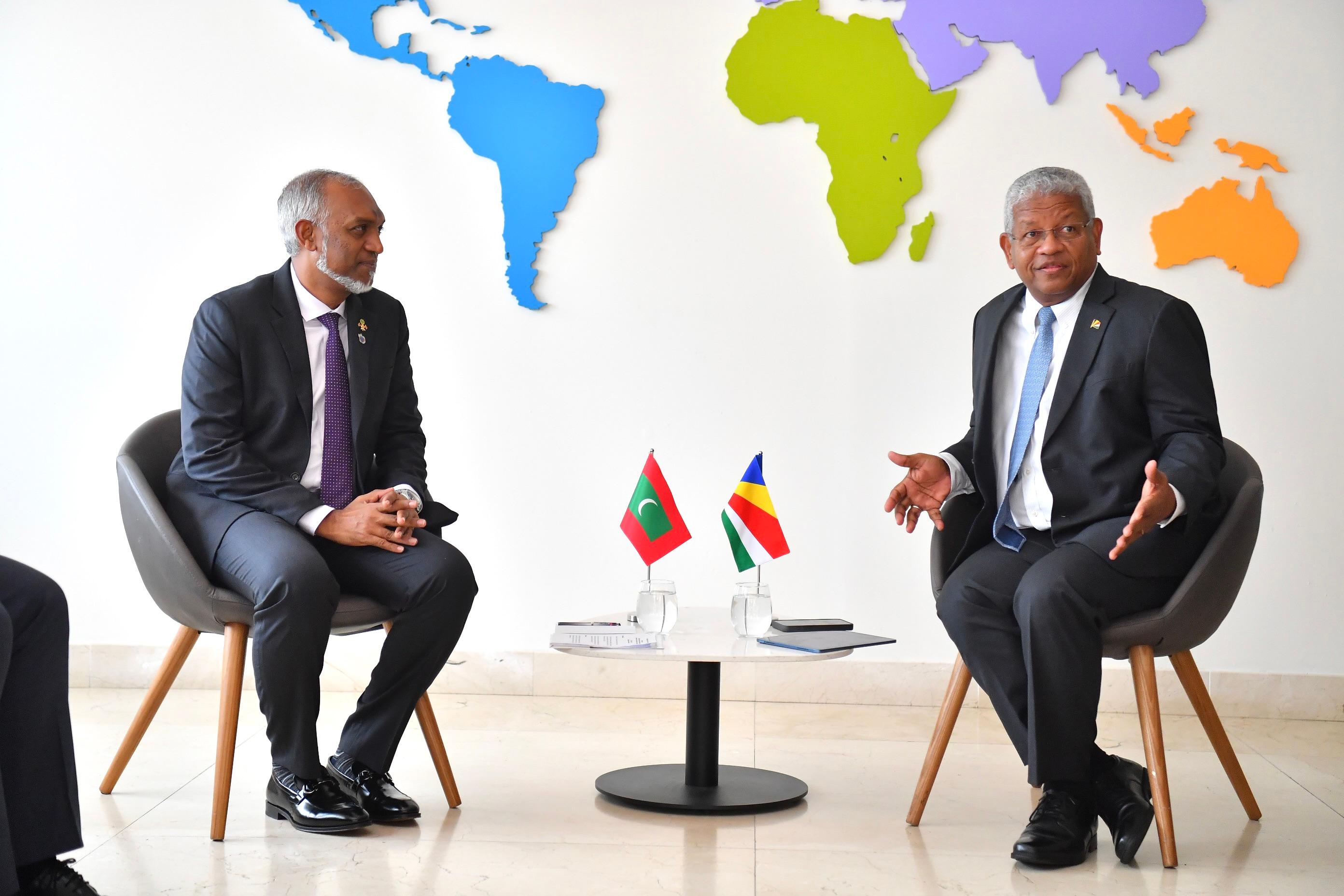 27 މޭއި 2024: ސިޑްސްގެ ހަވާސާގައި ރައީސް ޑރ. މުޙައްމަދު މުޢިއްޒު، ސީޝެލްސްގެ ރައީސް ވަވެލް ރަމްކަލަވަން އާ ބައްދަލުކުރައްވަނީ -- ފޮޓޯ: ރައީސް އޮފީސް