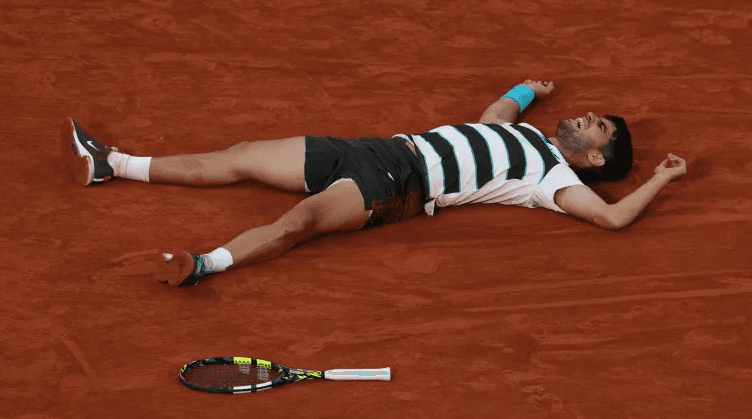 އަލްކަރާޒް މެޗު ނިންމާލުމަށްފު އޮށޯވެލައިގެން. ފޮޓޯ: ސްޕޯރޓިންގ ނިއުސް