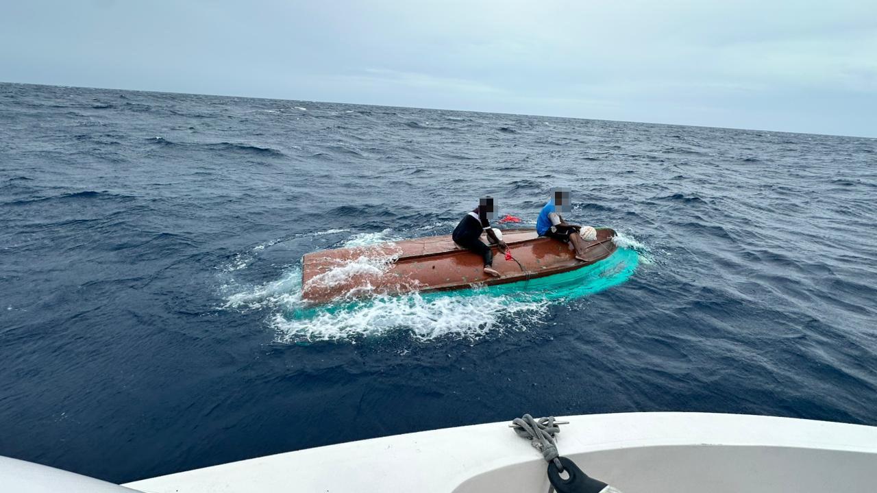 ޑިންގީއެއް ބަންޑުން ޖަހާލައި ކަނޑުވި ދެމީހަކު ސަލާމަތް ކޮށްފި