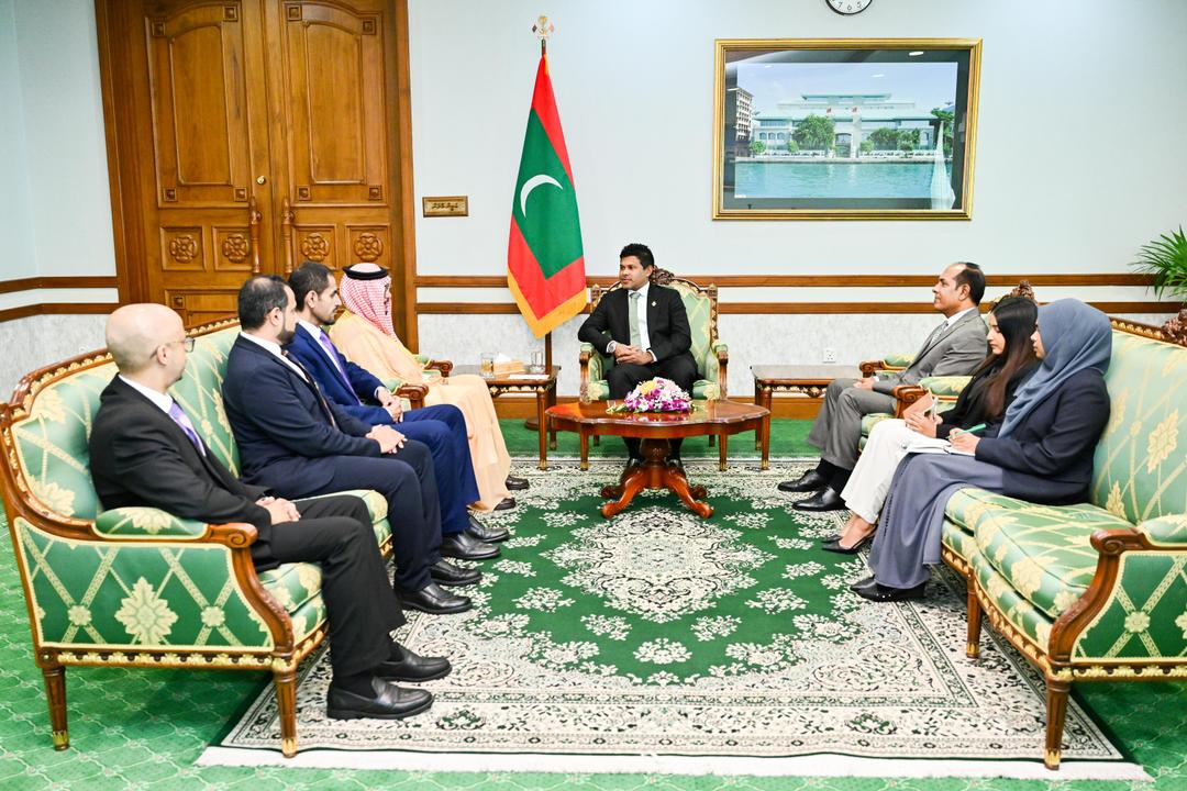 ސަޢޫދީ ސަފީރު ނައިބު ރައީސްގެ އަރިހަށް އިޙްތިރާމުގެ ޒިޔާރަތެއް ކުރައްވައިފި