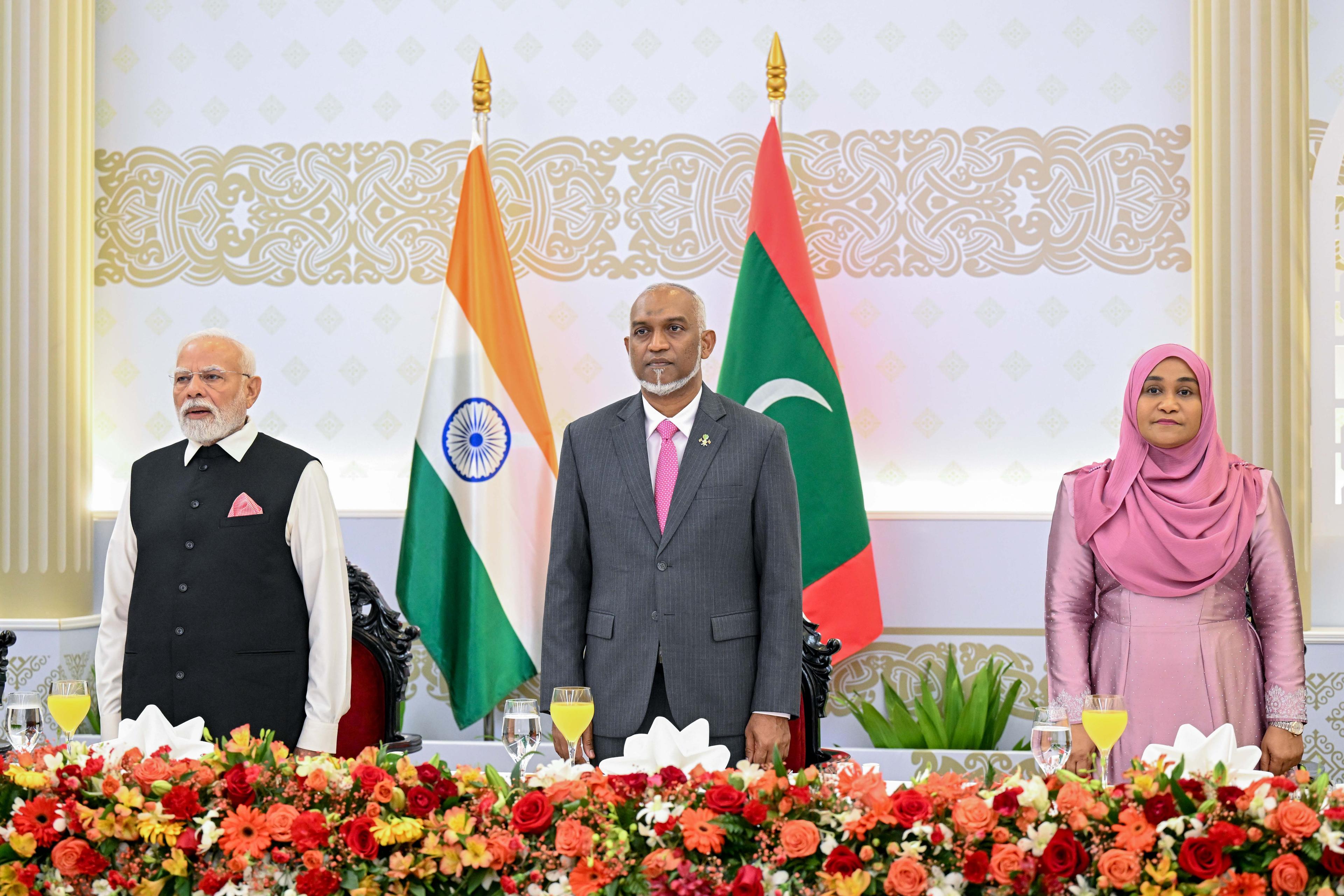 އިންޑިއާގެ ބޮޑުވަޒީރުގެ ޝަރަފުގައި ރައީސުލްޖުމްހޫރިއްޔާގެ ދެކަނބަލުން ފުރަމާނަ ޖާފަތެއް ދެއްވައިފި